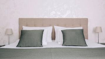 Suite, 1 cama doble, no fumadores | 1 dormitorio, caja fuerte, cortinas opacas y ropa de cama