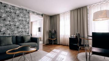 Suite, 1 cama matrimonial, para no fumadores | 1 habitación, caja de seguridad en la habitación y cortinas blackout