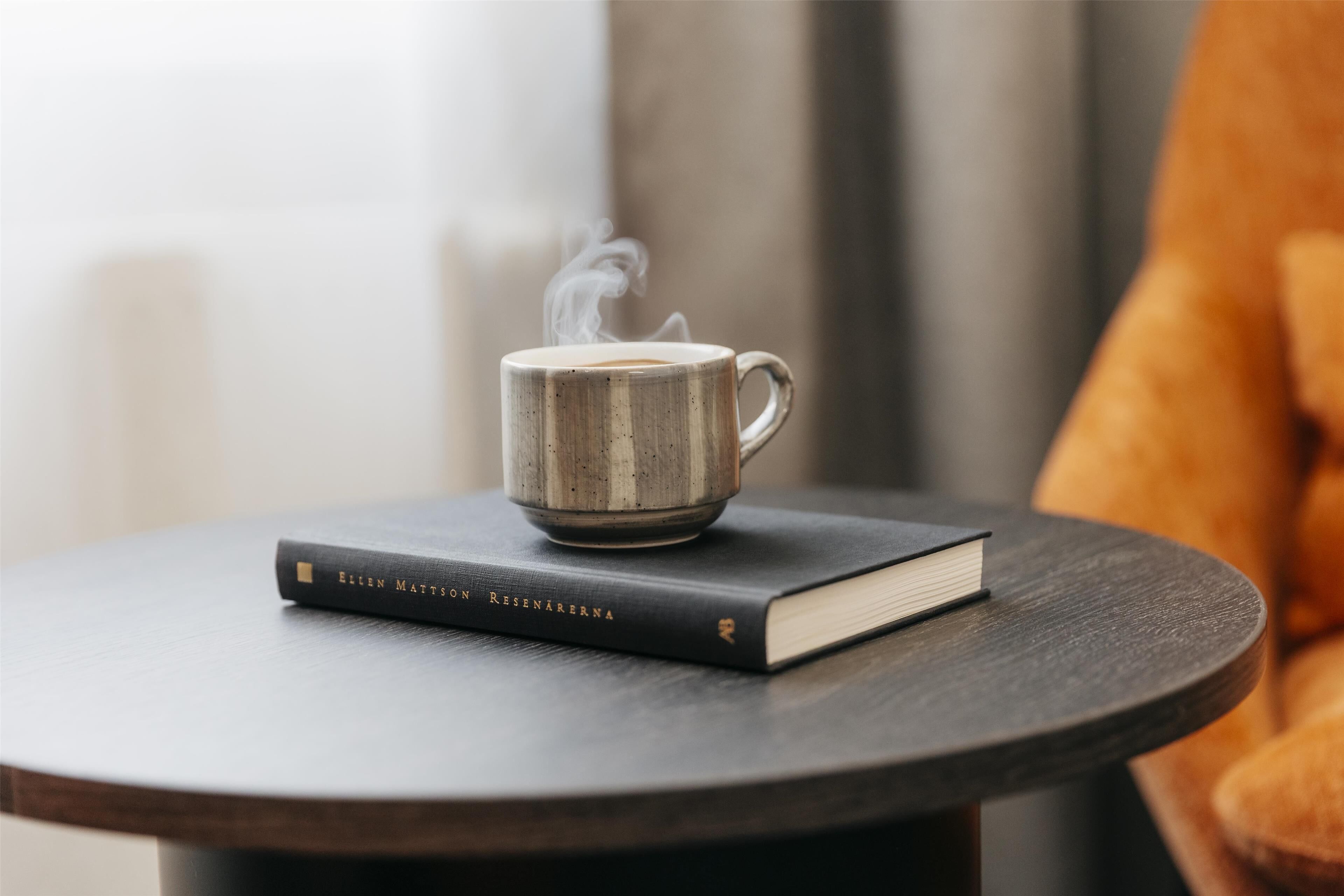 standard room, 1 queen bed, non smoking | 1 bedroom, in-room safe, blackout curtains, bed sheets