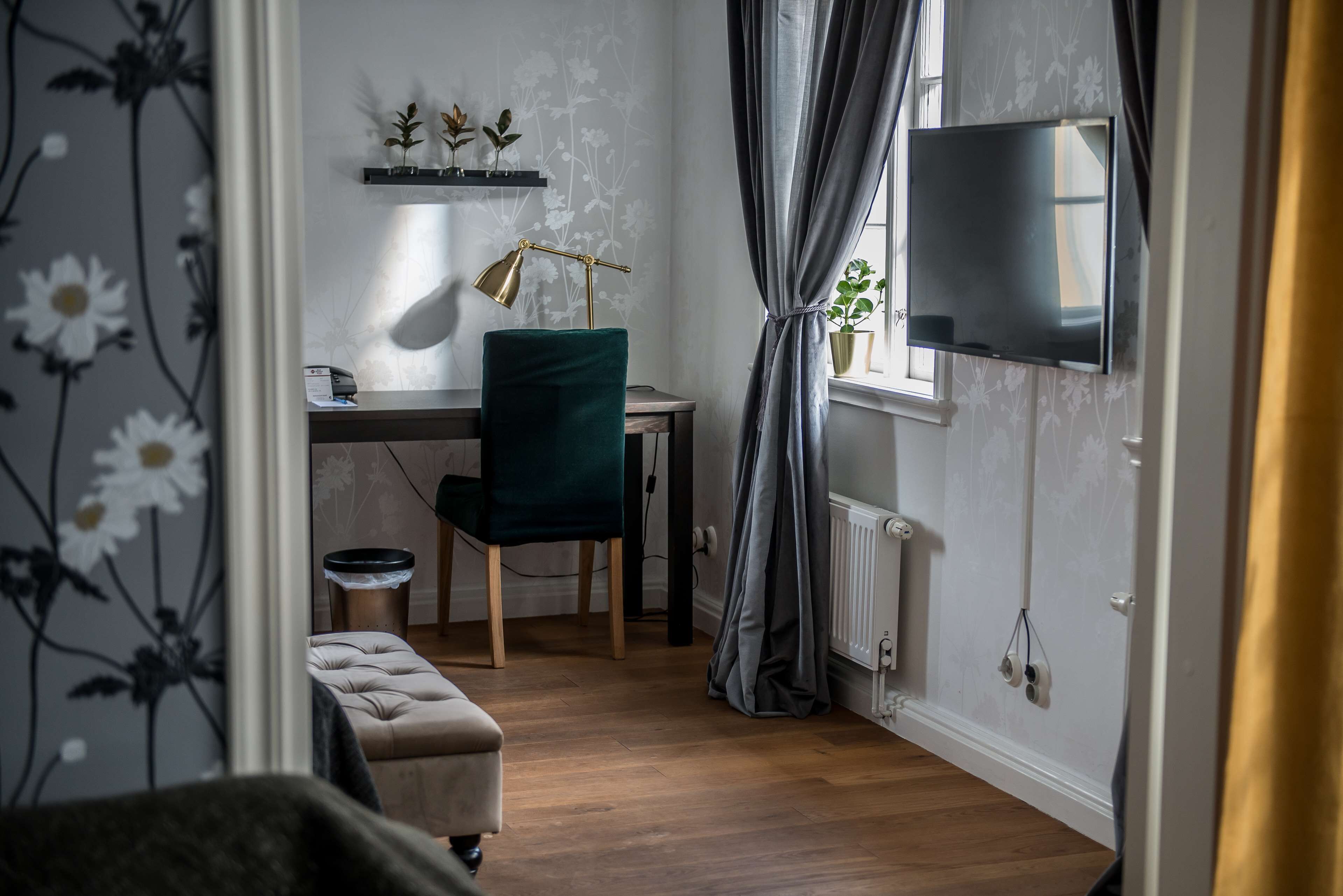 suite, 1 double bed, non smoking | 1 bedroom, in-room safe, blackout curtains, bed sheets