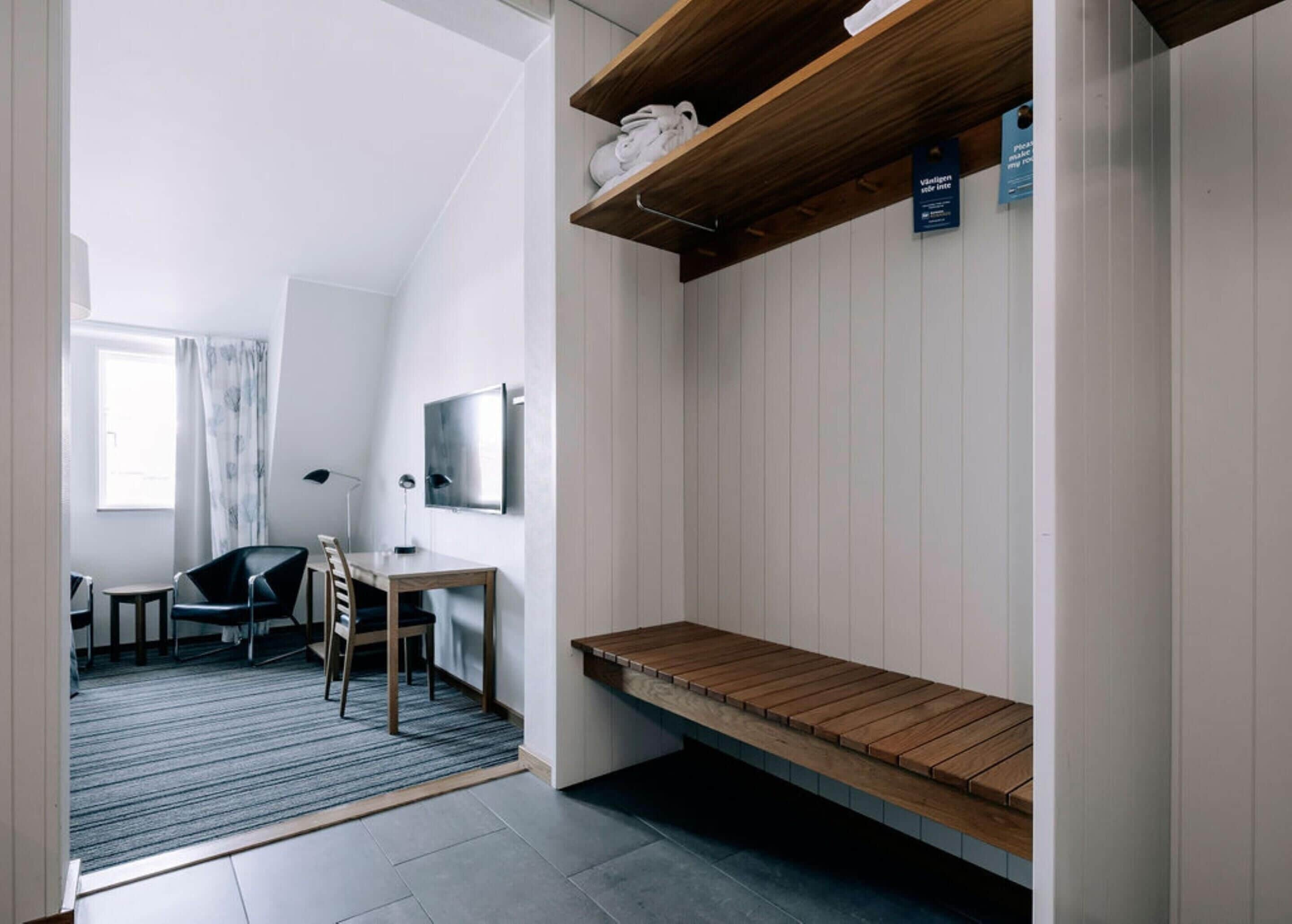 Family Room, 1 Queen Bed, Non Smoking | 1 bedroom, in-room safe, blackout drapes, bed sheets