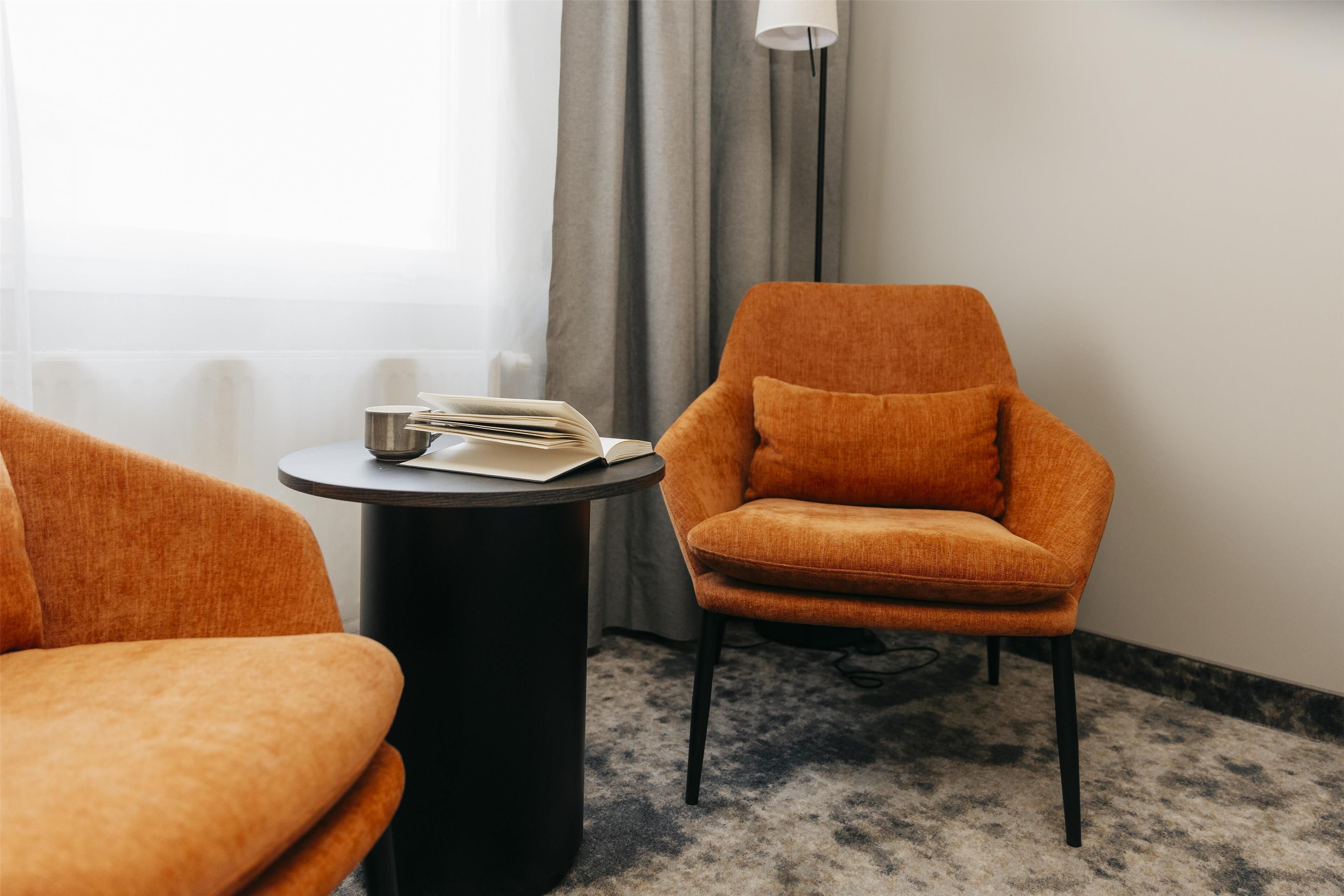 standard room, 1 queen bed, non smoking | 1 bedroom, in-room safe, blackout curtains, bed sheets