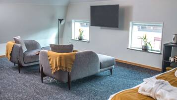 Junior Suite, 1 Double Bed, Non Smoking | 1 bedroom, in-room safe, blackout drapes, bed sheets
