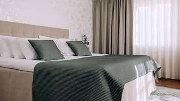 Suite, 1 Double Bed, Non Smoking | 1 bedroom, in-room safe, blackout drapes, bed sheets