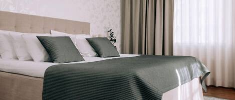 Suite, 1 Double Bed, Non Smoking | 1 bedroom, in-room safe, blackout drapes, bed sheets