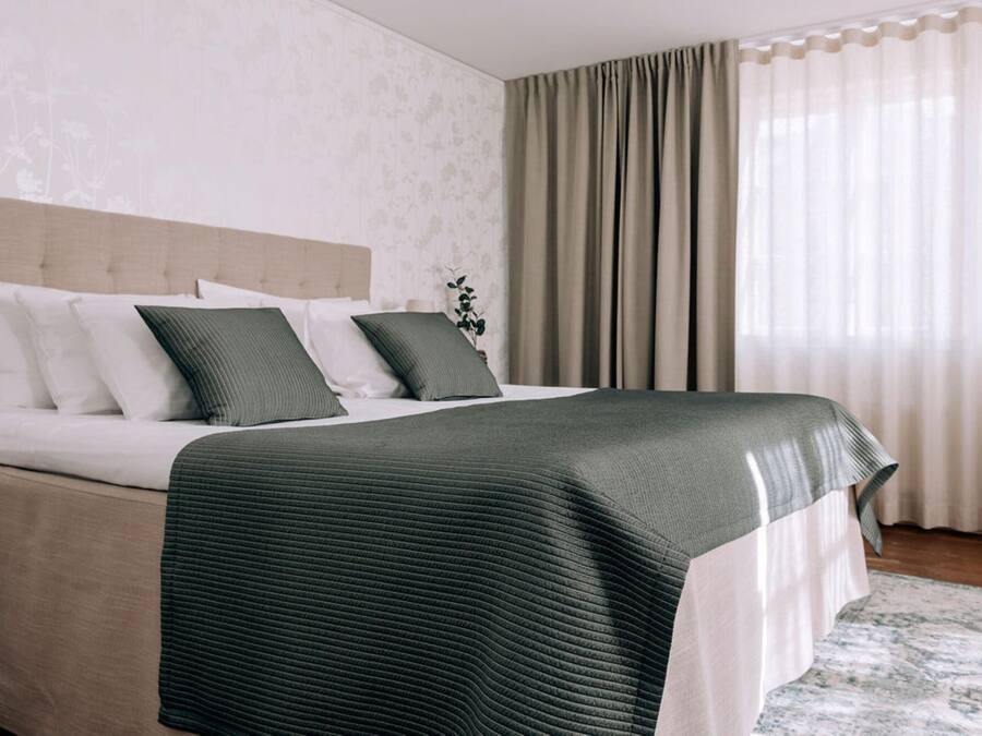 Suite, 1 cama doble, no fumadores | 1 dormitorio, caja fuerte, cortinas opacas y ropa de cama