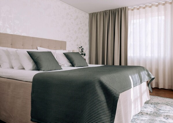 Suite, 1 Double Bed, Non Smoking | In-room safe, blackout drapes, bed sheets