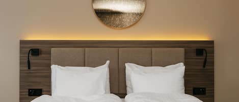 Chambre Affaires, 1 grand lit, non-fumeurs | 1 chambre, coffres-forts dans les chambres, rideaux occultants