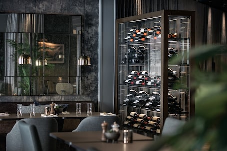 2 间餐厅,供应早餐、午餐和晚餐,地方菜