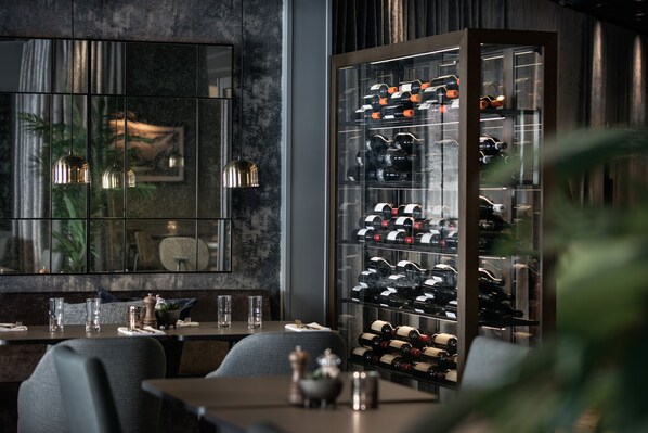 2 restaurants servant le petit déjeuner, spécialités Cuisine locale