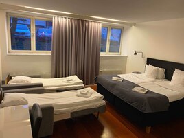 Familjerum för fyra | 1 sovrum, skrivbord, mörkläggningsgardiner och strykjärn/strykbräda