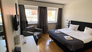 Bureau, rideaux occultants, fer et planche Ă repasser, Wi-Fi gratuit