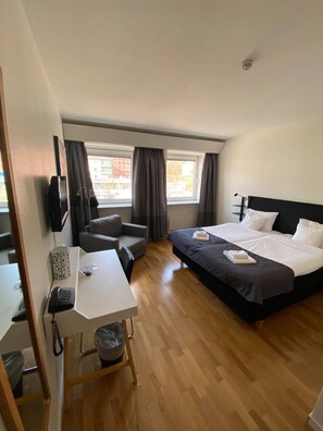 Skrivebord, blendingsgardiner, strykejern/-brett og wi-fi (inkludert)