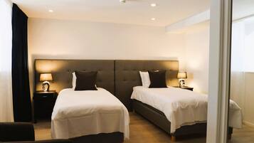 Twin Room | Premium bedding, in-room safe, desk, laptop workspace