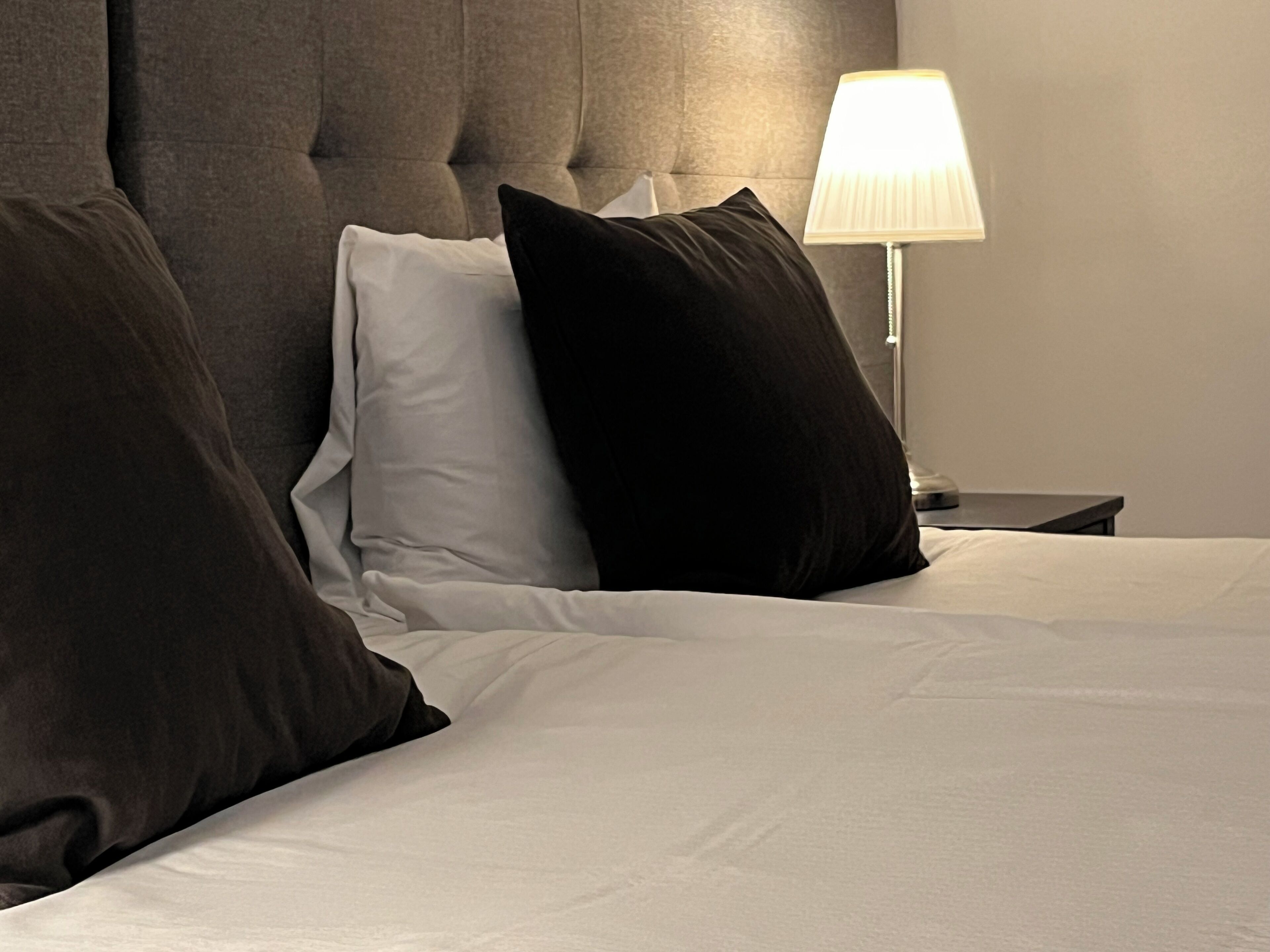 Habitación doble económica | Ropa de cama de alta calidad y caja de seguridad en la habitación 