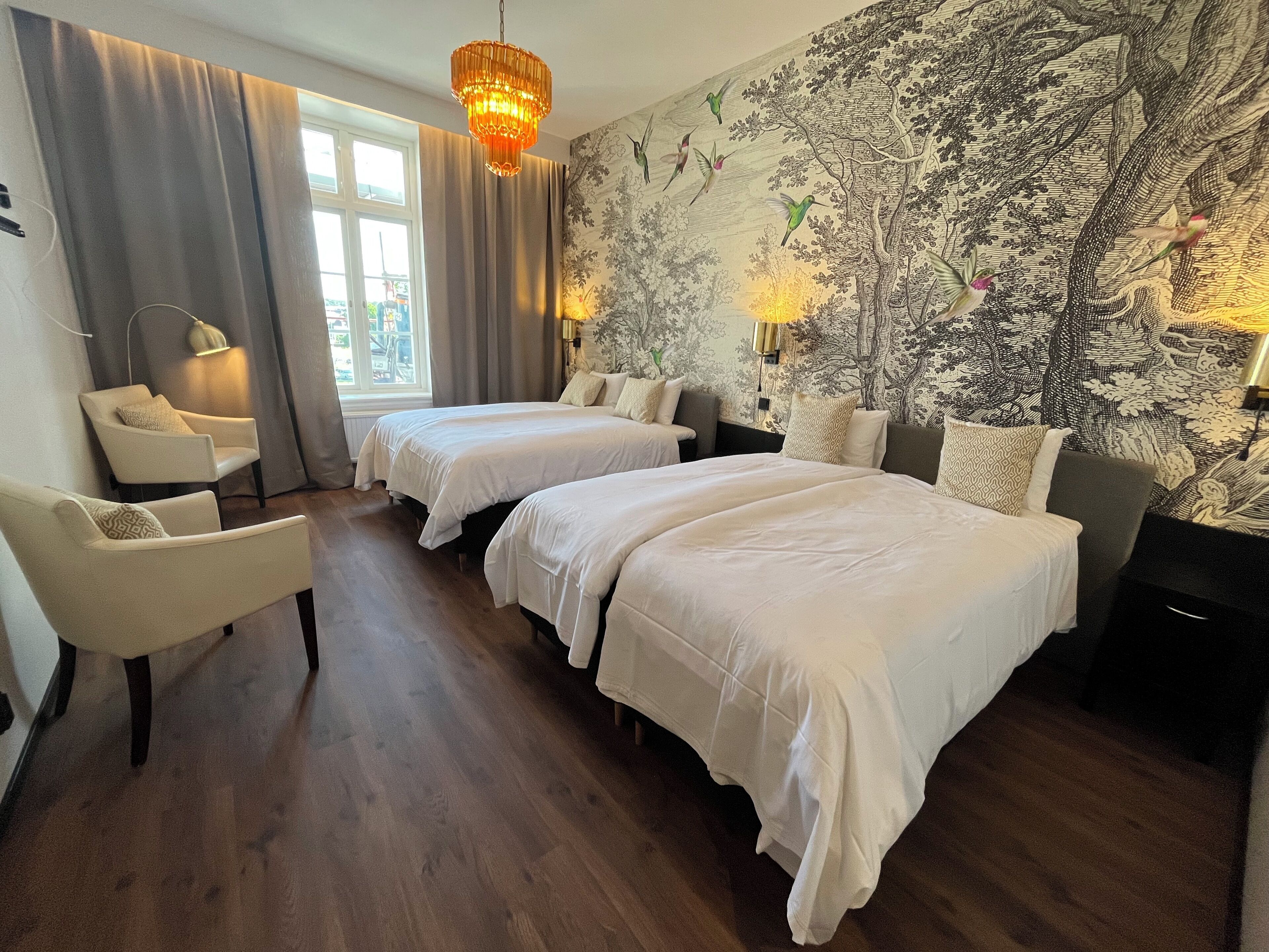 Habitación superior con 2 camas individuales | Ropa de cama de alta calidad y caja de seguridad en la habitación 