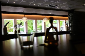 2 bares, salón lounge en el lobby