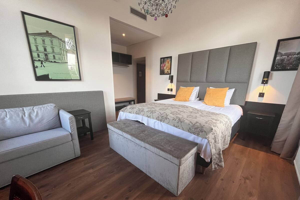 Habitación doble Premier | Ropa de cama de alta calidad y caja de seguridad en la habitación