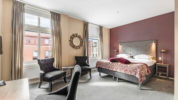 Familjerum - 1 dubbelsäng - icke-rökare (Shower Only) | 1 sovrum, minibar, värdeförvaringsskåp på rummet och skrivbord