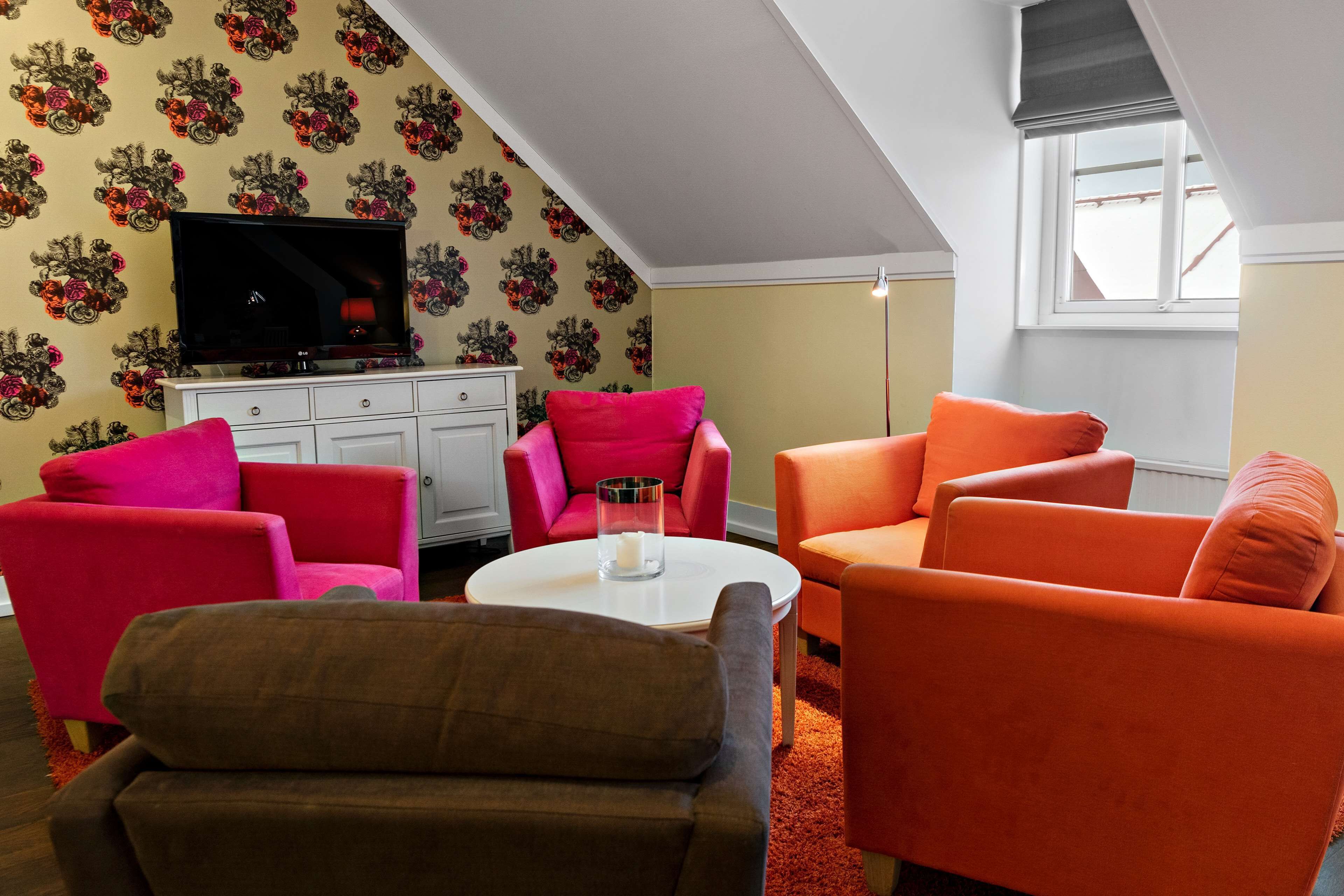 junior suite, 1 queen bed, non smoking | 1 bedroom, minibar, in-room safe, desk