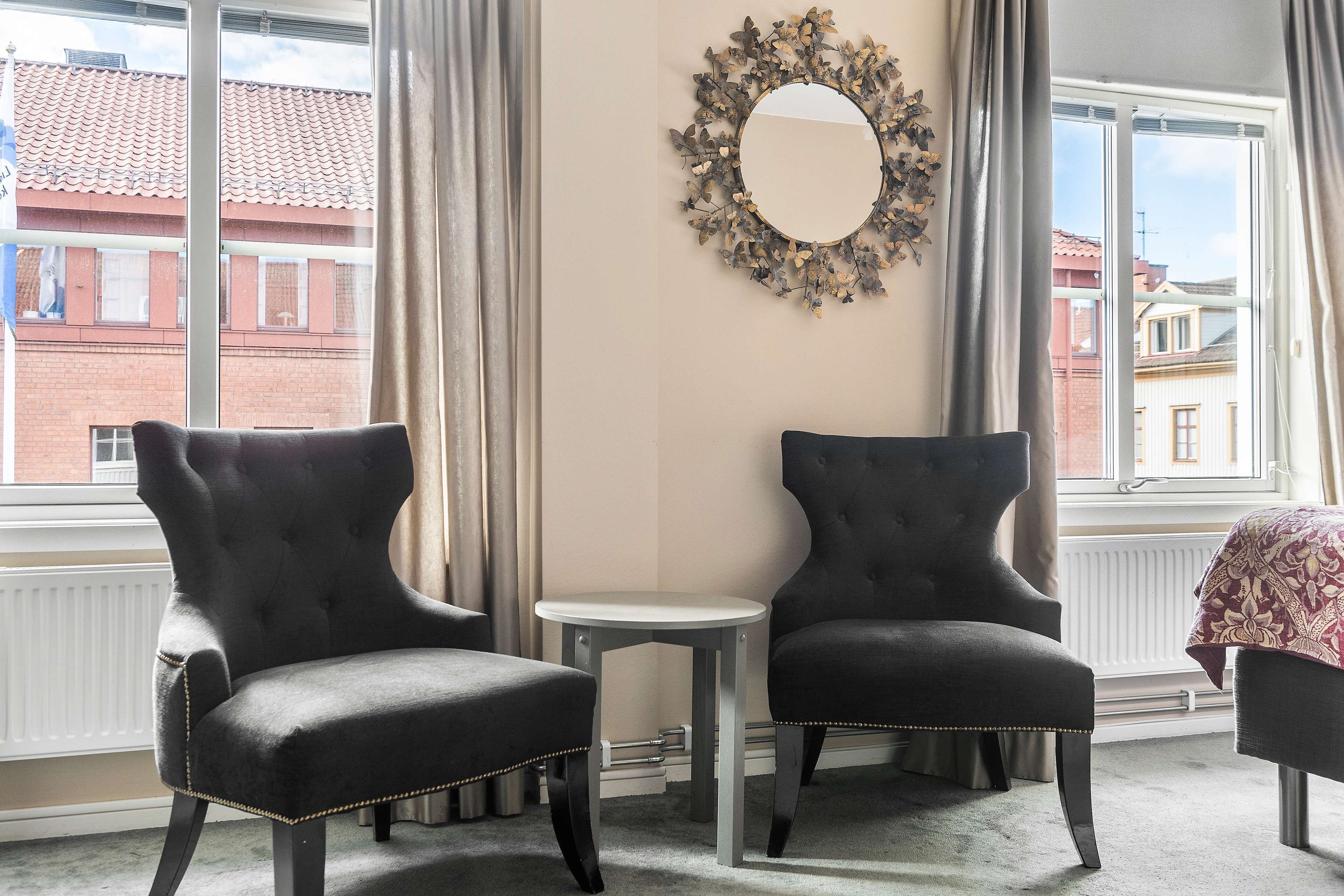 family room, 1 double bed, non smoking (shower only) | 1 bedroom, minibar, in-room safe, desk