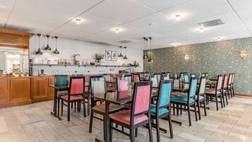 Café da manhã com buffet grátis todos os dias