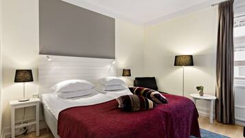 Quarto standard, 1 cama de casal, para não fumantes | 1 quarto, frigobar, cofres nos quartos, escrivaninha