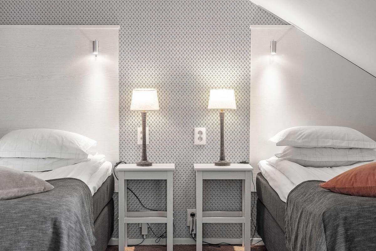standard room, 2 single beds, non smoking | 1 bedroom, minibar, in-room safe, desk
