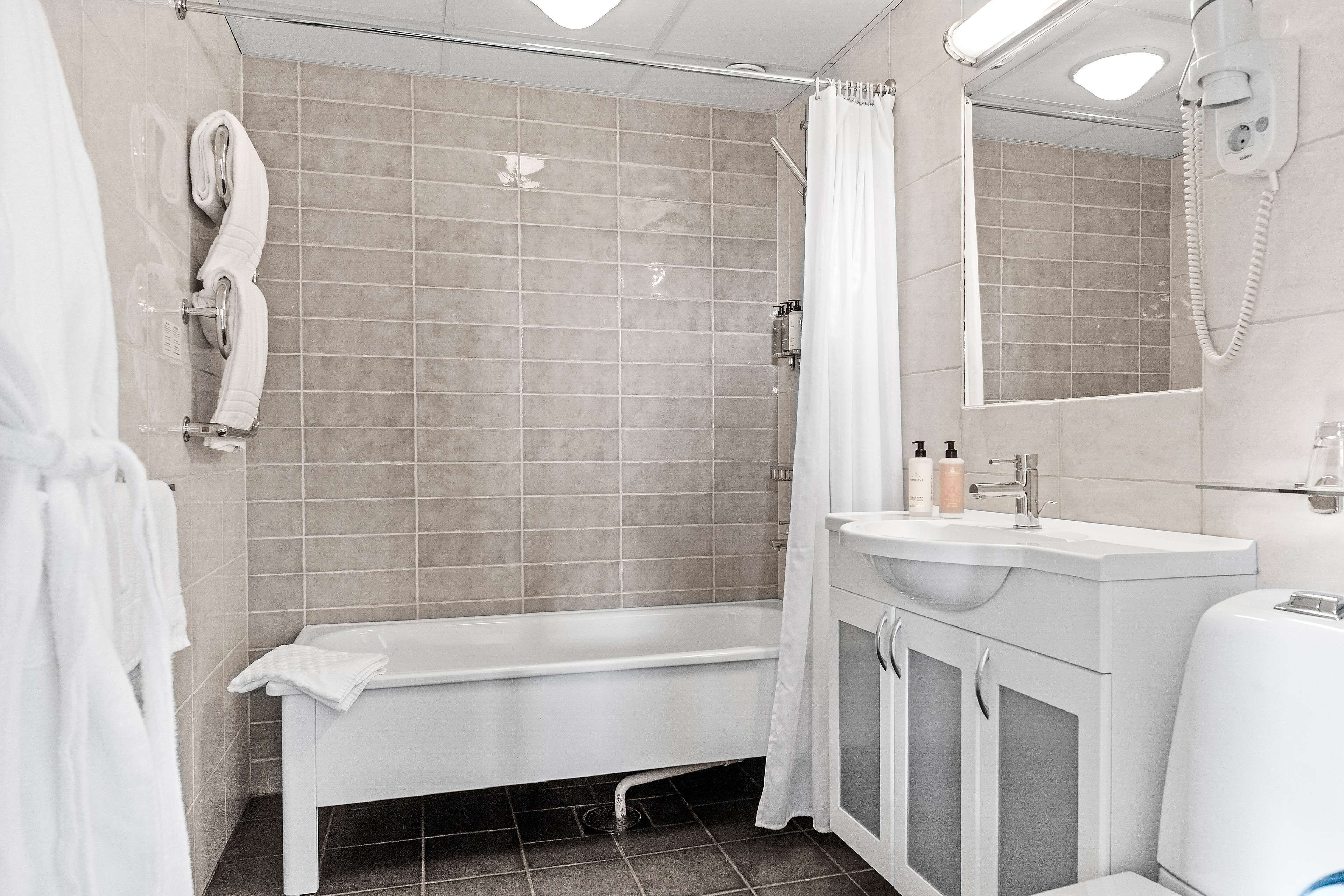 suite, 2 single beds, non smoking | bathroom | shower, free toiletries, hair dryer, towels