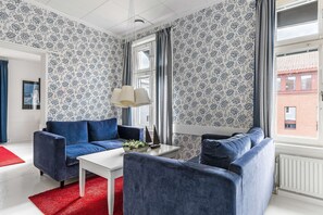 Suite, 2 eenpersoonsbedden, niet-roken | 1 slaapkamer, een minibar, een kluis op de kamer, een bureau