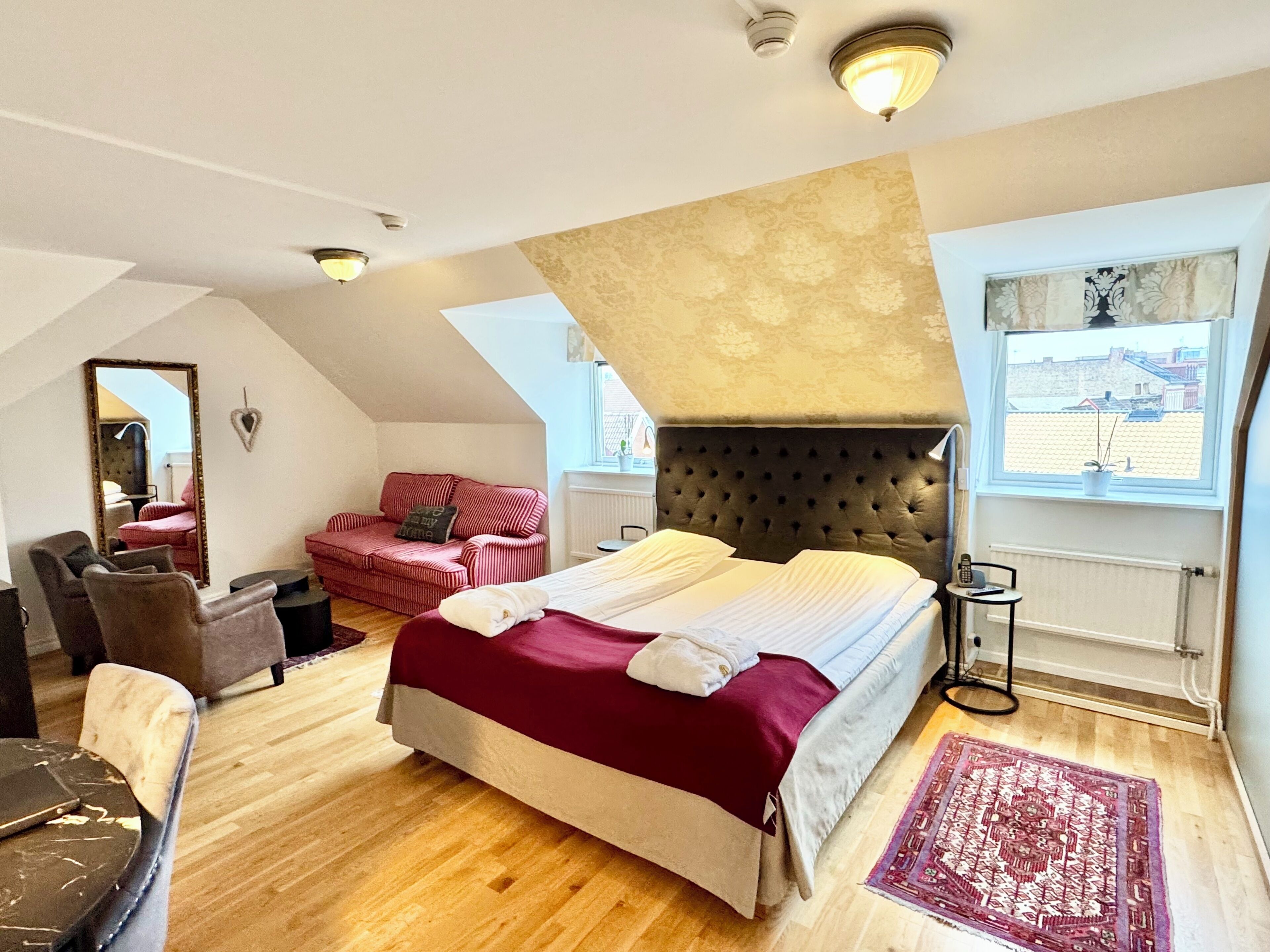 Familiekamer, 1 twee- of 2 eenpersoonsbedden (Sofa bed) | Luxe beddengoed, een kluis op de kamer, individueel gedecoreerd