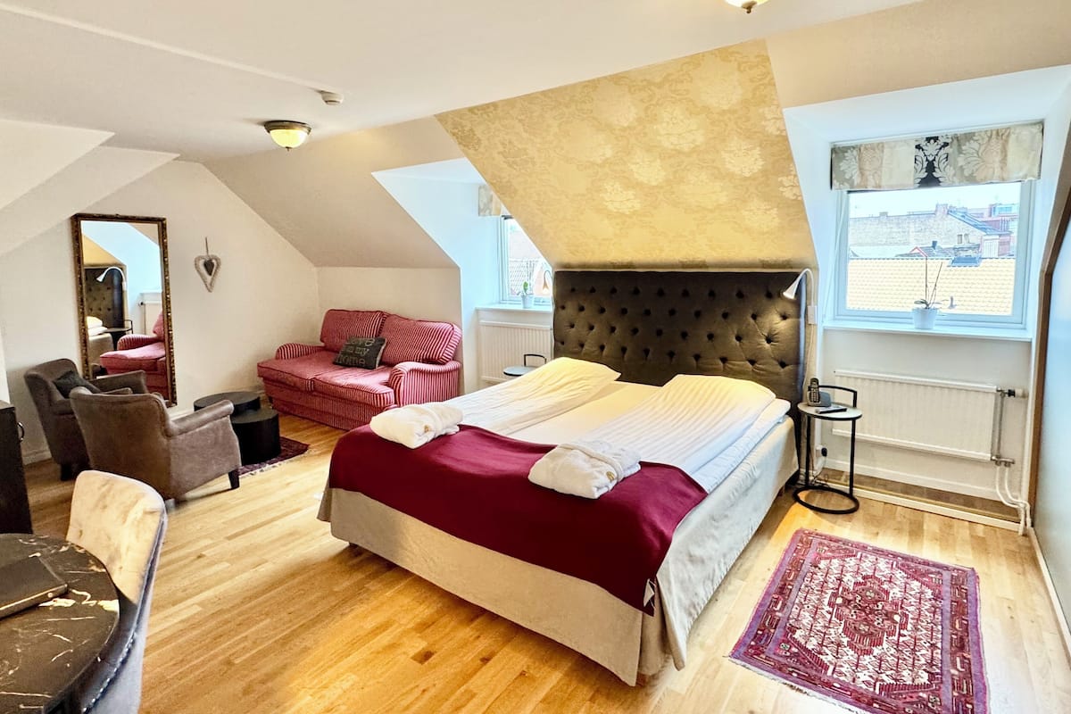 Ropa de cama de alta calidad y caja de seguridad en la habitación