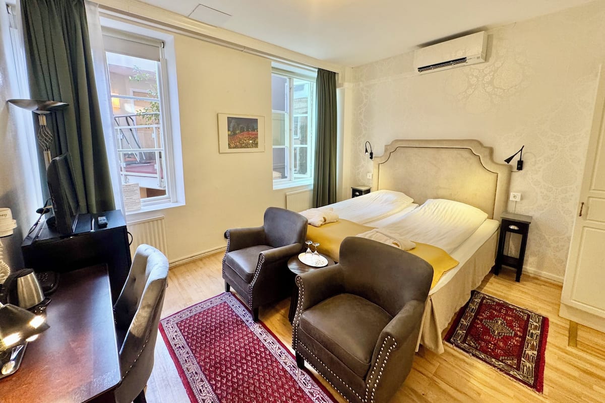 Quarto casal econômico, 1 cama de casal, banheiro privativo | Roupas de cama premium, cofres nos quartos, individualmente decorados