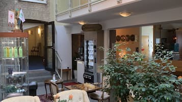 Coin salon dans le hall