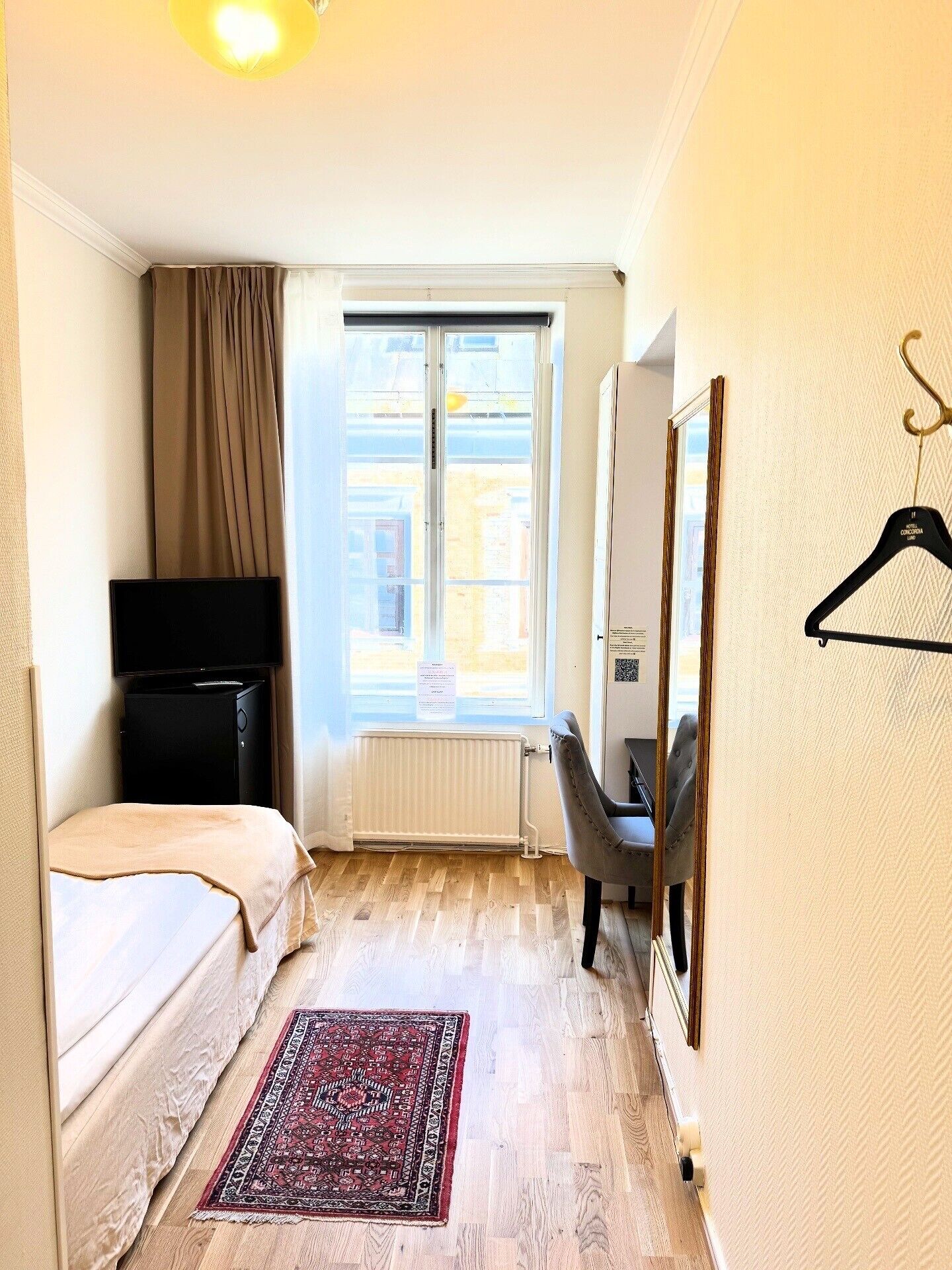 Kamar Single Standar, 1 Tempat Tidur Twin, kamar mandi pribadi | Seprai premium, brankas, dan didekorasi berbeda-beda