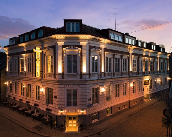 Deluxe suite, 1 kingsize bed met slaapbank | Voorkant accommodatie - avond/nacht