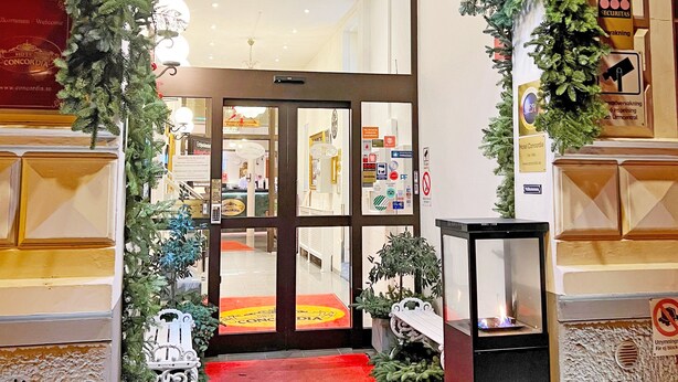 The entrance to Hotel Concordia with a red carpet and Christmas decorations. - Hotel Concordia (Lund)