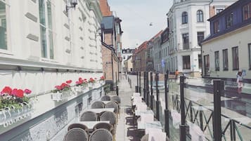 Se sirven desayunos, cenas y cocina italiana