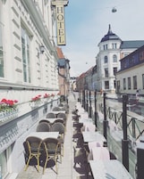 Se sirven desayunos, cenas y cocina italiana