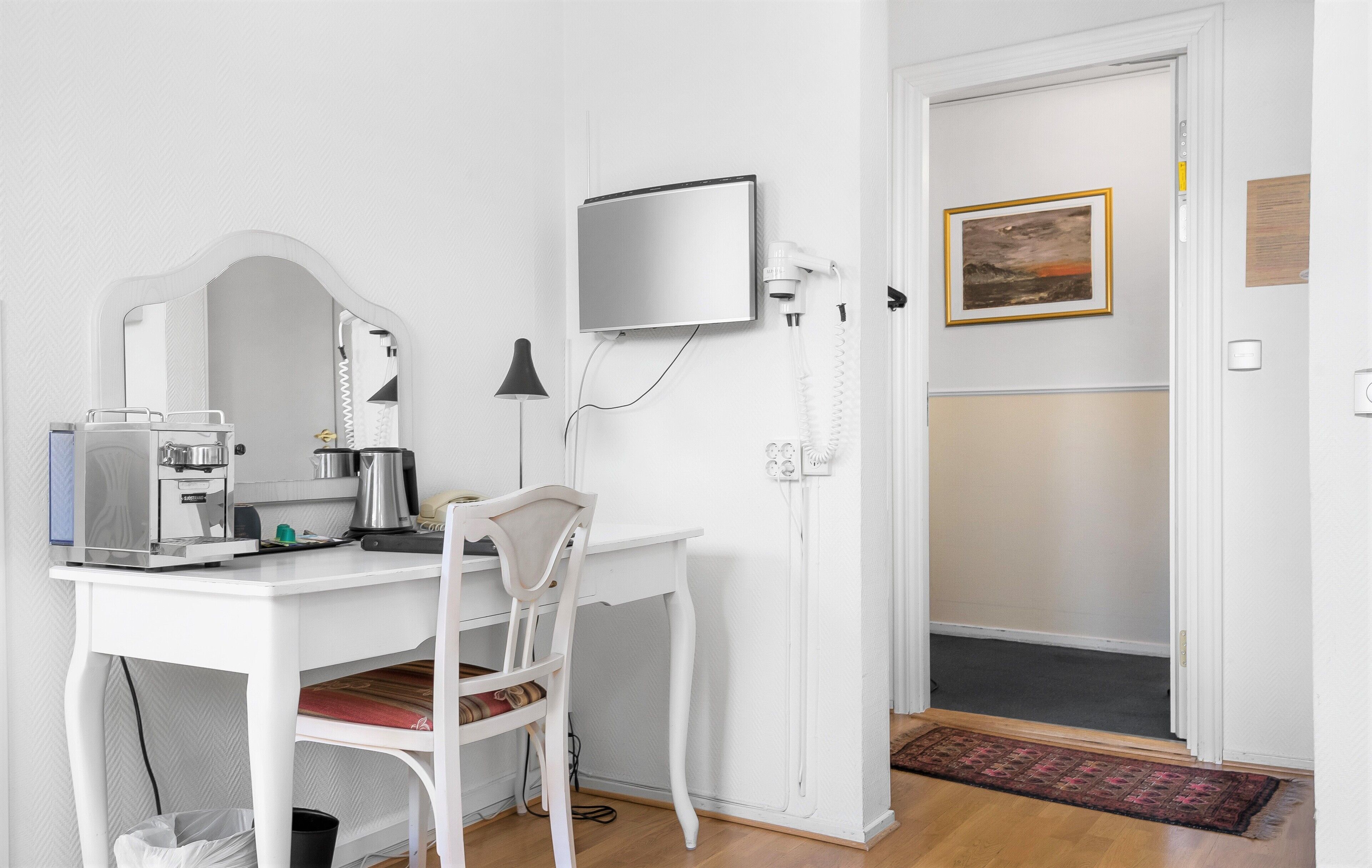 deluxe suite, 1 king bed with sofa bed | 1 bedroom, premium bedding, in-room safe, individually decorated