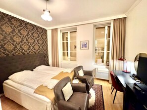 Quarto casal ou duplo standard, 1 quarto, banheiro privativo | Roupas de cama premium, cofres nos quartos, individualmente decorados