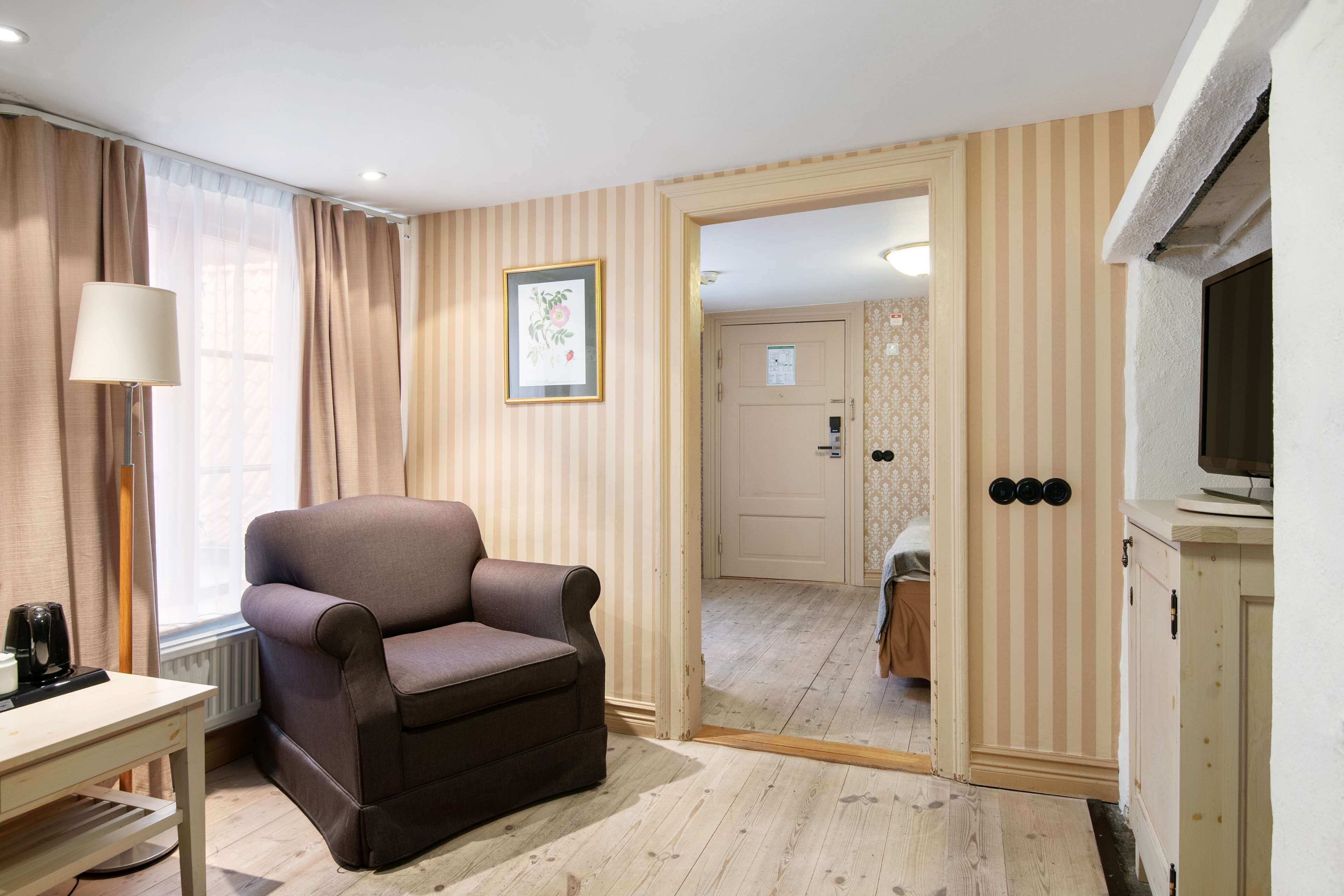 suite, 2 single beds, non smoking | 1 bedroom, minibar, in-room safe, desk