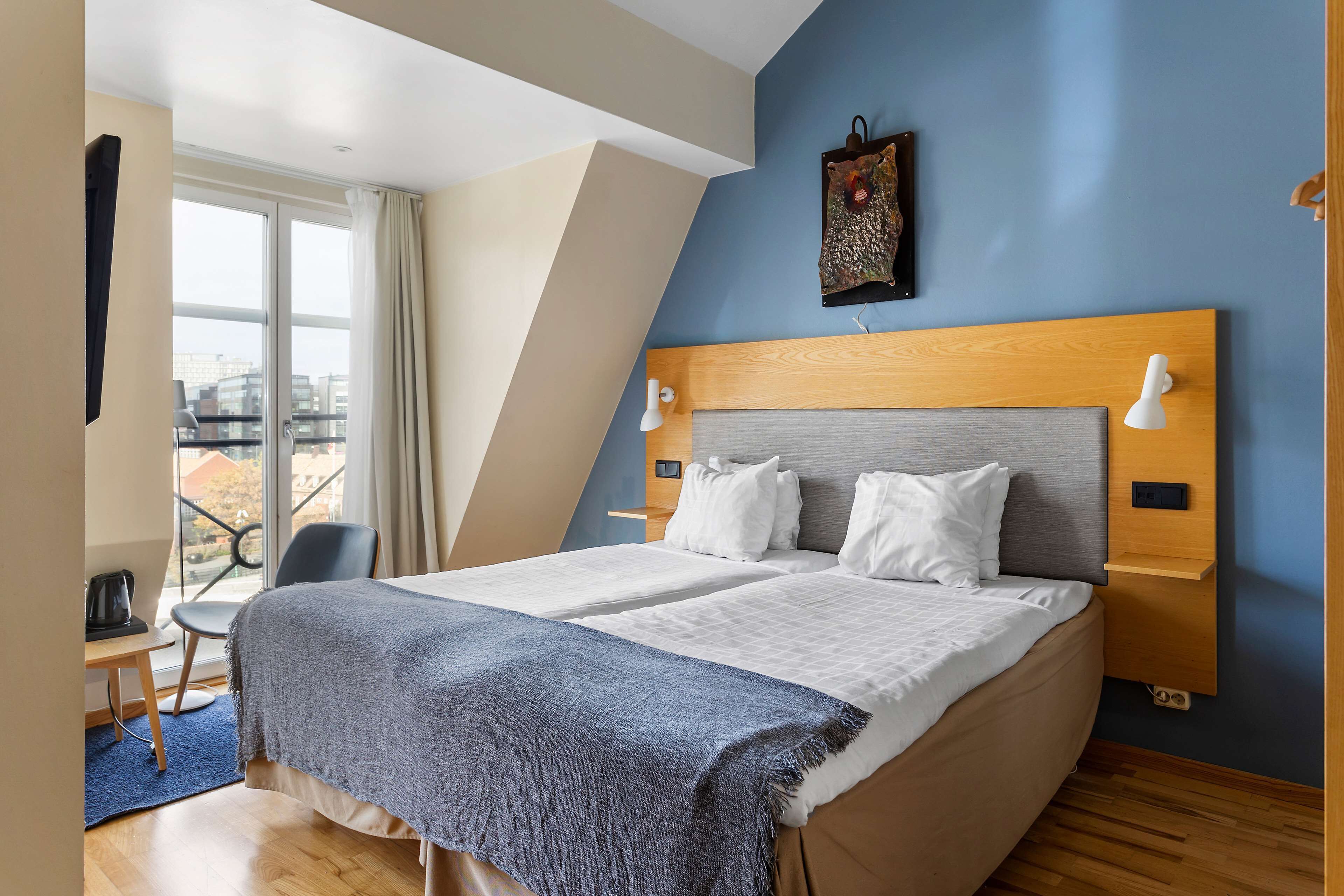 Standard Room, 2 Katil Bujang (Single), Non Smoking | Bar mini, peti besi dalam bilik, meja, langsir/tirai gelap terus 