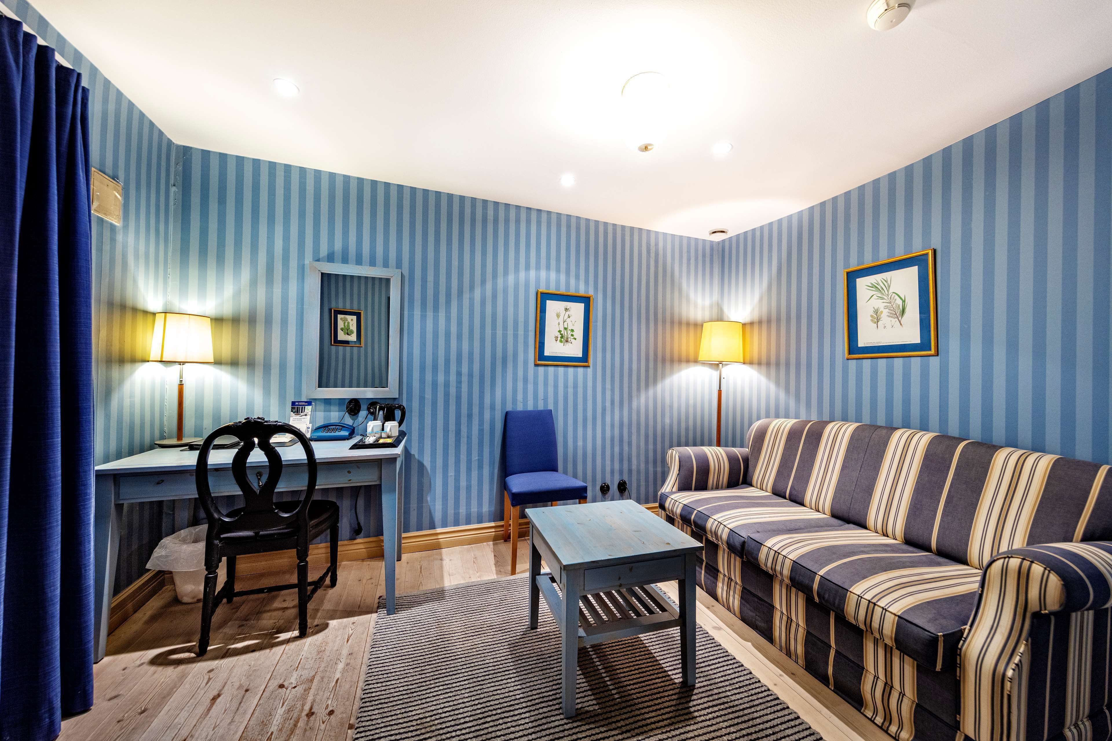 standard room, 2 single beds, non smoking (with single sofabed) | 1 bedroom, minibar, in-room safe, desk