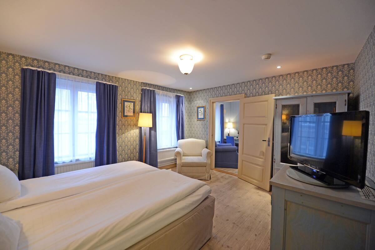 suite, 2 single beds, non smoking | 1 bedroom, minibar, in-room safe, desk
