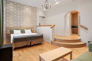 Quarto standard, 2 camas de solteiro, para não fumantes (with Single Sofabed) | Frigobar, cofres nos quartos, escrivaninha, cortinas blackout