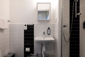 Family Quadruple Room | Bathroom | Shower, free toiletries, hair dryer, towels