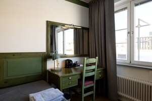 Quarto casal ou duplo standard | Individualmente decorados, individualmente mobiliados, escrivaninha