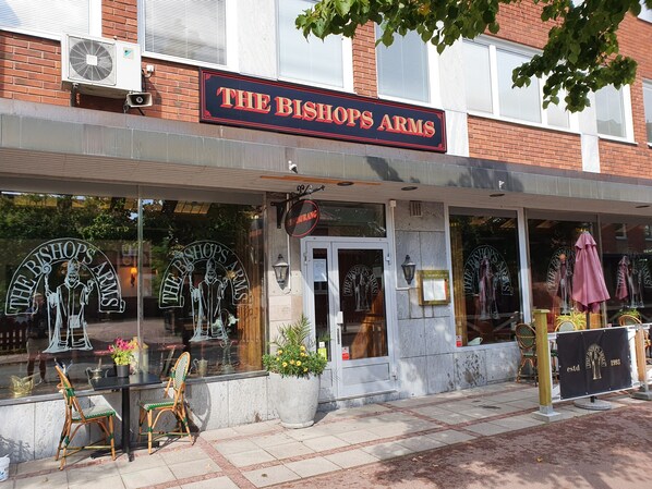 Front of property - Hotel Bishops Arms Mora (Mora)