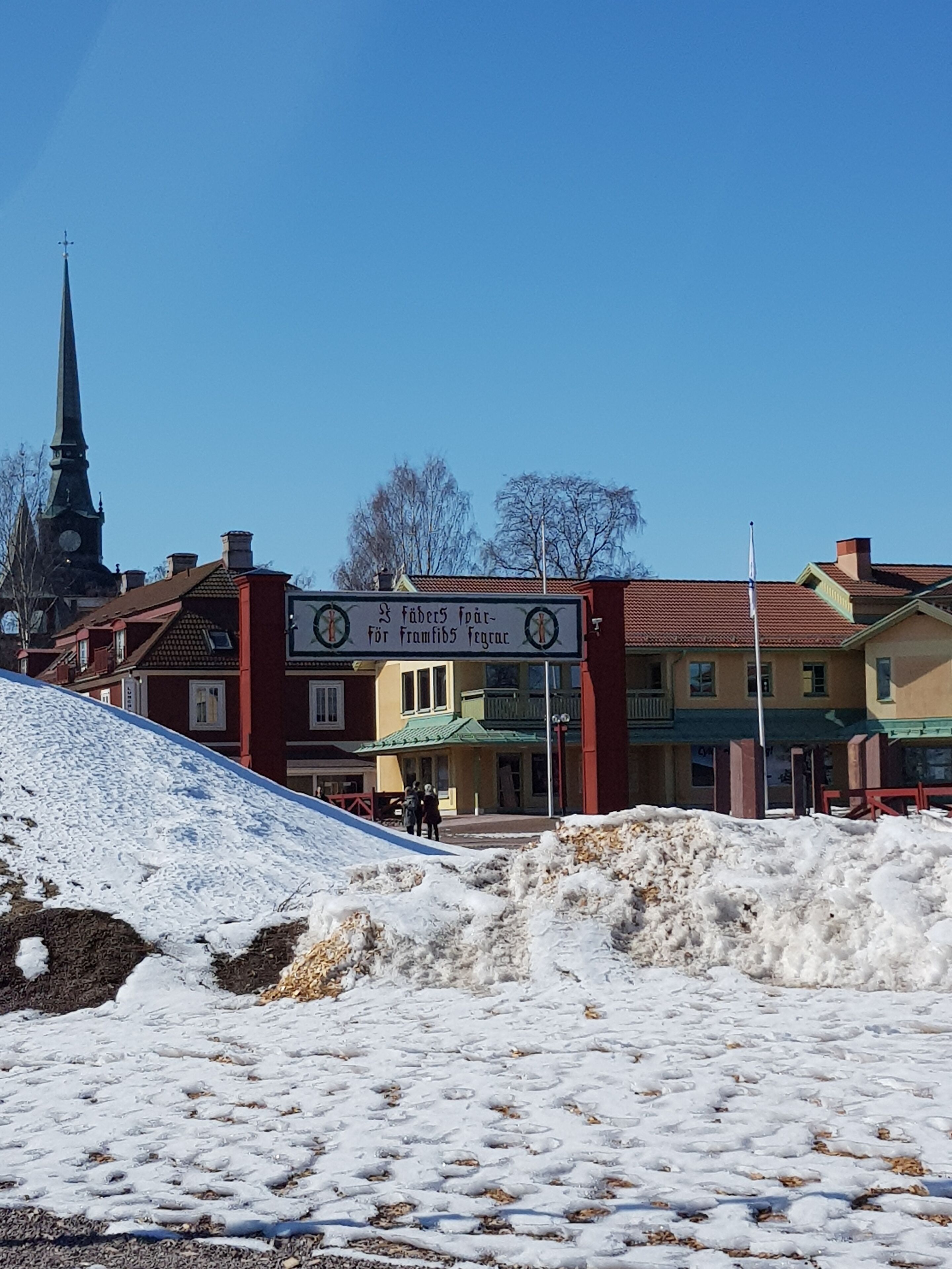 A building with a sign that reads "Fäders Får - För Frukost Förnatt".